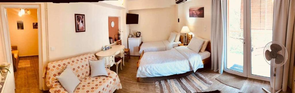Kostas Walkers Point room 1