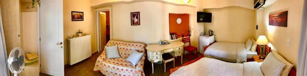 Kostas Walkers Point room 4