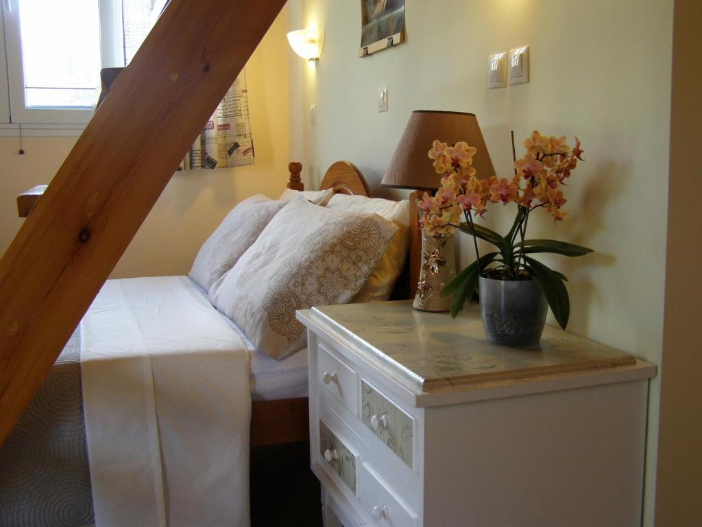 Kostas Walkers Point room 6